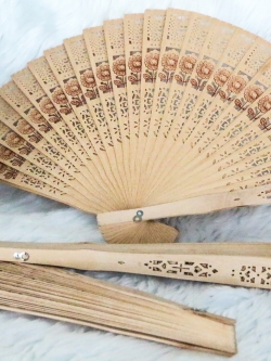 ของชำร่วยงานศพ พัดไม้ ฉลุลาย