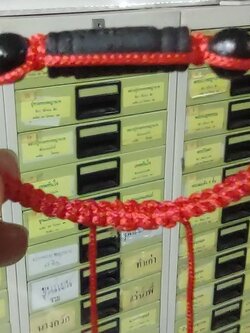 ของป้องกัน สร้อยข้อมือ เชือกผ้าร่มสีแดงมเส้นเล็ก ประคำแร่น้ำพี้ ตะกรุดอุณาโล