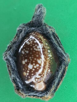 ของป้องกัน เบี้ยแก้แบบถักเชือกธรรมดา หลังตะกรุด เบี้ยแก้ของแท้ เบี้ยแก้คุณไสย ของแท้ เบี้ยแก้ปลุกเสก