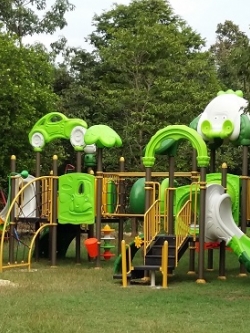 เครื่องเล่นสนามกลางแจ้ง