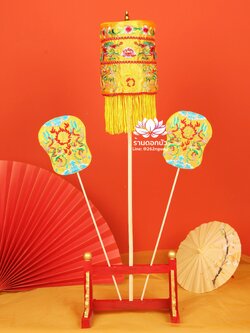 เหนี่ยวซั่ว หรือร่มฉัตร และพัดสำหรับองค์พระกิมซิ้น