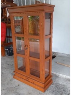 ตู้โชว์ 2 บานเล็ก แบบขาทึบ เป็นไม้สักแท้ ไม้สักเเก่