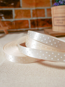 ริบบิ้นผ้าสีครีม พิมพ์ลายจุดสีขาว ขนาด 1.2 cm.