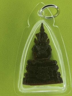 พระเครื่อง พระมหาจักรพรรดิ เนื้อแร่เหล็กน้ำพี้ เลี่ยมกรอบ ห้อยคอ ปลุกเสกแล้ว พระแท้