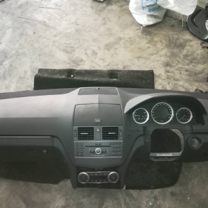 นวมคอลโซลหน้าBENZ W204