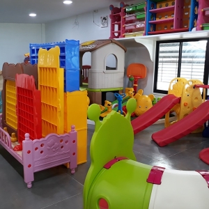 ภาพโชว์รูม-สื่อของเล่นเด็ก-หมวดเครื่องเล่นเสริมพัฒนาการเด็ก-ภายในอาคาร