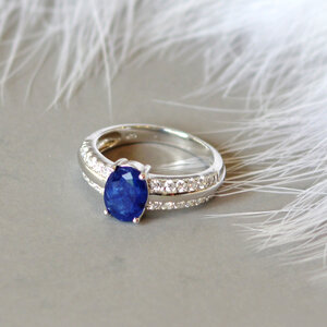 แหวนพลอยไพลินแท้ Blue sapphire ring