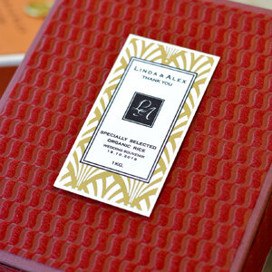 กล่องของขวัญสีแดงมงคลแบบ 2 ชั้น ตกแต่งด้วยการ์ดข้อความที่คุณสามารถใส่ข้อความ ชื่อหรือโลโก้ที่ต้องการได้ ไม่มีขั้นต่ำ