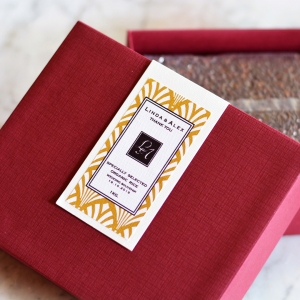 กล่องสวยแบบ 1 สี สำหรับใส่ของขวัญพร้อมตกแต่งด้วยการ์ดข้อความที่สามารถพิมพ์ชื่อ ข้อความหรือโลโก้ได้ ไม่มีขั้นต่ำ