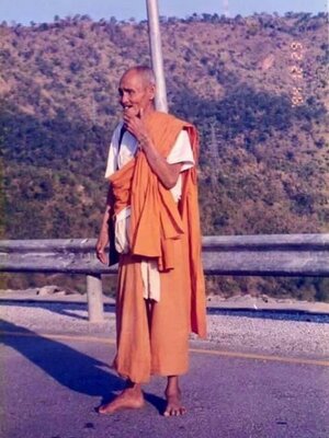 หลวงปู่สรวง เสกเงินเป็นค่าน้ำมันรถ