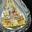 พระพุทธชินราช ภปร. โครงการ "เพราะแผ่นดินนี้ คือ แผ่นดินเกิด" ปี2548(รุ่นแรก) เหรียญทรงหยดน้ำ ขนาด 21 x 31 มม. เนื้อเงินสามกษัตริย์ องค์พระชุบสามกษัตริย์ ล้อมด้วยกรอบเงินชุบทองคำขาวสลักเสลาเป็นลวดลายละเอียดอ่อน ส่วนพื้นองค์พระเป็นเปลือกหอยมุข