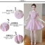 ชุดเดรสสั้นผ้าลูกไม้สีชมพูอมส้มแขนสั้นโชว์ไหล่กระโปรงทรงเอพร้อมเข็มขัดสีชมพู