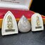 พระหลวงปู่ทวด ภปร.ปี2547 (เนื้อพิเศษกรรมการ)ทรงกลีบบัวและทรงกลีบขนุน เนื้อผงสมเด็จฯ(โรยผงตะไบ ชนวนเก่า) พร้อมเหรียญพระพุทธสิหธรรมมงคล ภปร. ทรงหยดน้ำ เนื้อเงินแท้ กล่องบรรจุเดิมครบ(1ชุด 3 องค์)(หายาก)