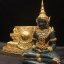 พระพุทธมหามณีรัตนปฏิมากร จำลอง (พระแก้วมรกต) ขนาดบูชาหน้าตัก 5 นิ้ว ตราสัญลักษณ์ ภ.ป.ร. รุ่นแรก ปี2547 เนื้อนวโลหะเคลือบสีเขียว(เครื่องทรงนวโลหะชุบทอง)