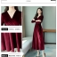 ชุดเดรสสั้นผ้ากำมะหยี่สีแดงเลือดนก คอวีป้าย แขนยาว กระโปรงทรงเอ ตกแต่งเข็มขัดสีดำประดับคริสตัล สวยดูดี