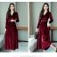 ชุดเดรสสั้นผ้ากำมะหยี่สีแดงเลือดนก คอวีป้าย แขนยาว กระโปรงทรงเอ ตกแต่งเข็มขัดสีดำประดับคริสตัล สวยดูดี