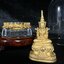 พระแก้วมรกต ภปร.(รุ่นแรก) ปี2545 รุ่นฉลองกรุงรัตนโกสินทร์ครบ 220 ปี หล่อลอยองค์ เนื้อทองคำบริสุทธิ์99.99% ขนาดบูชา 50*90 มม. พร้อมฐานวางครอบแก้วเดิม(สวยงามและหายากมาก)(1ใน1000องค์)