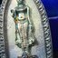 พระพุทธกาญจนพรสยามภูมิ ภปร. ปี 2539 เนื้อเงินพื้นทรายเงา(ผิวเดิมขึ้นรุ้งสวยมาก) พิมพ์ทรงใบขนุน ขนาด3.2ซม. พระพุทธรูปประจำพระชนมวาร รัชกาลที่9 ทรงโปรดเกล้าให้วิทยาลัยป้องกันราชอาณาจักร(วปอ.)สร้างในวโรกาสทรงครองสิริราชสมบัติครบ50ปี พ.ศ.2539(1ใน5000องค์)