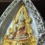 พระพุทธชินราช ภปร. โครงการ "เพราะแผ่นดินนี้ คือ แผ่นดินเกิด" ปี2548(รุ่นแรก) เหรียญทรงหยดน้ำ ขนาด 21 x 31 มม. เนื้อเงินสามกษัตริย์ องค์พระชุบสามกษัตริย์ ล้อมด้วยกรอบเงินชุบทองคำขาวสลักเสลาเป็นลวดลายละเอียดอ่อน ส่วนพื้นองค์พระเป็นเปลือกหอยมุข