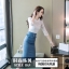 ชุดเซตผ้าโพลีเอสเตอร์ผสมผ้าลูกไม้เสื้อสีขาว คอสูง แขนสามส่วน + กระโปรงทรงเข้ารูปสีฟ้าอมเทาสวยดูดี