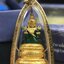 พระแก้วมรกต ภปร. ปี 2547 จัดสร้างโดยโรงพยาบาลภูมิพลอดุลยเดช ลอยองค์ หน้าตัก 1/2 นิ้ว สูง 3.7 ซม.เนื้อเรซิ่นหุ้มทองคำ 99.99% พิธีมหามังคาภิเษก ณ พระอุโบสถวัดพระศรีรัตนศาสดาราม(วัดพระแก้ว) งดงามทรงคุณค่าอีกหนึ่งรุ่นยอดนิยม หายาก(องค์หมายเลข ๖๓๗๔)