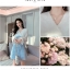 ชุดเดรสสั้นเสื้อส่วนบนสีขาวขนฟรุ้งฟริ้ง ตัวชุดผ้ากระสอบสีฟ้า คอวีป้าย แขนยาว ทรงกึ่งปล่อย สวยเก๋สดใส