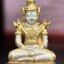 พระแก้วมรกต ภปร.(รุ่นแรก) ปี2545 จัดสร้างในมหาวโรกาส พระบาทสมเด็จพระเจ้าอยู่หัวรัชกาลที่ 9 ครบรอบ 75 พรรษา และฉลองกรุงรัตนโกสินทร์ครบ 220 ปี พิมพ์ลอยองค์ใหญ่ เนื้อเงินบริสุทธิ์ 92.5%(สามกษัตริย์) ขนาด 19*35 มม. พร้อมกล่อง สวยครบสมบูรณ์(องค์หมายเลข ๒๐๐)
