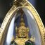 พระแก้วมรกต ภปร. ปี 2547 จัดสร้างโดยโรงพยาบาลภูมิพลอดุลยเดช ลอยองค์ หน้าตัก 1/2 นิ้ว สูง 3.7 ซม.เนื้อเรซิ่นหุ้มทองคำ 99.99% พิธีมหามังคาภิเษก ณ พระอุโบสถวัดพระศรีรัตนศาสดาราม(วัดพระแก้ว) งดงามทรงคุณค่าอีกหนึ่งรุ่นยอดนิยม หายาก(องค์หมายเลข ๖๓๗๔)
