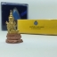 พระแก้วมรกต(จำลอง)ลอยองค์ ขนาดหน้าตัก 1/2 นิ้ว ทรงเครื่องฤดูร้อน เนื้อเงินสามกษัตริย์ ตราสัญลักษณ์ฉลองสิริราชสมบัติ ครบ 60 ปี