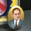 ล็อกเกตในหลวงรัชกาลที่9 ที่ระลึกครบ 25 ปี มูลนิธิศรีรัตนโกสินทร์ วัดสุทธาราม พ.ศ. 2550 พิมพ์ทรงวงรีรูปไข่ใหญ่ ฉากสีทอง หลังปิดแผ่นทองคำ ฝังพระยอดธง บรรจุมวลสารจิตรลดาและเกศาในหลวง ร.9 (หมายเลข 3)(นัมเบอร์สวยเลขตัวเดียว)(นิยมหายากสุด)(1 ใน 422 องค์)