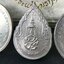 เหรียญพระแก้วมรกตหลัง ภปร. ฉลองกรุงรัตนโกสินทร์ครบ 200 ปี พ.ศ.2525 เนื้อเงิน(ผิวเดิมสวย)กล่องบรรจุเดิมครบ 3พิมพ์ ร้อน ฝน หนาว(บล็อกแรกไม่มีพระราชศรัธานิยม)(ในหลวงรัชกาลที่9 เสด็จในพิธี)พระคู่บ้านคู่เมือง...พระดี...พิธีใหญ่(บล็อกแรกครบชุด ผิวเดิม หายาก)