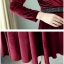 ชุดเดรสสั้นผ้ากำมะหยี่สีแดงเลือดนก คอวีป้าย แขนยาว กระโปรงทรงเอ ตกแต่งเข็มขัดสีดำประดับคริสตัล สวยดูดี