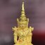 พระแก้วมรกต ภปร.(รุ่นแรก) ปี2545 จัดสร้างในมหาวโรกาส พระบาทสมเด็จพระเจ้าอยู่หัวรัชกาลที่ 9 ครบรอบ 75 พรรษา และฉลองกรุงรัตนโกสินทร์ครบ 220 ปี พิมพ์ลอยองค์เล็ก เนื้อทองคำบริสุทธิ์ 96.5%(6.5กรัม) ขนาด 10*19 มม. พร้อมกล่องเดิมสวยครบสมบูรณ์(1ใน2000องค์)หายาก