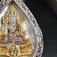 พระพุทธชินราช ภปร. โครงการ "เพราะแผ่นดินนี้ คือ แผ่นดินเกิด" ปี 2548(รุ่นแรก) เหรียญทรงใบโพธิ์ ขนาด 21 x 29 มม. เนื้อเงินสามกษัตริย์ องค์พระชุบสามกษัตริย์ ล้อมด้วยกรอบเงินชุบทองคำขาวสลักเสลาเป็นลวดลายละเอียดอ่อน ส่วนพื้นองค์พระเป็นเปลือกหอยมุข
