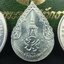 เหรียญพระแก้วมรกตหลัง ภปร. ฉลองกรุงรัตนโกสินทร์ครบ 200 ปี พ.ศ.2525 เนื้อเงินกล่องบรรจุเดิมครบ3พิมพ์(บล็อกพระราชศรัธา)(ในหลวงรัชกาลที่9 เสด็จในพิธี)พระคู่บ้านคู่เมือง...พระดี...พิธีใหญ่