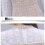 ชุดเดรสสั้นผ้าทอลายกระสอบสีน้ำครีมแซมชมพูขาว เสื้อช่วงบนแขนผ้าขนฟรุ้งฟริ้งสีขาว คอสูง แขนยาว กระโปรงทรงเอแคบปลายระบายเบาๆ สวยเก๋ดูดี