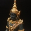 พระพุทธมหามณีรัตนปฏิมากร จำลอง (พระแก้วมรกต) ขนาดบูชาหน้าตัก 5 นิ้ว ตราสัญลักษณ์ ภ.ป.ร. รุ่นแรก ปี2547 เนื้อนวโลหะเคลือบสีเขียว(เครื่องทรงนวโลหะชุบทอง)