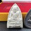 พระหลวงปู่ทวด ภปร.ปี2547 (เนื้อพิเศษกรรมการ)ทรงกลีบบัวและทรงกลีบขนุน เนื้อผงสมเด็จฯ(โรยผงตะไบ ชนวนเก่า) พร้อมเหรียญพระพุทธสิหธรรมมงคล ภปร. ทรงหยดน้ำ เนื้อเงินแท้ กล่องบรรจุเดิมครบ(1ชุด 3 องค์)(หายาก)