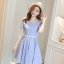 ชุดเดรสสั้นเปิดไหล่สีฟ้าอ่อนลายทางยาวสีขาวพร้อมเข็มขัดสีขาว