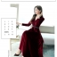 ชุดเดรสสั้นผ้ากำมะหยี่สีแดงเลือดนก คอวีป้าย แขนยาว กระโปรงทรงเอ ตกแต่งเข็มขัดสีดำประดับคริสตัล สวยดูดี
